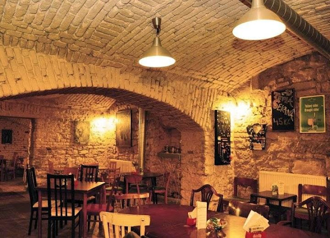 Opinii despre Večerní kavárna Souterrain în Praha - Gastronomie a pohostinství