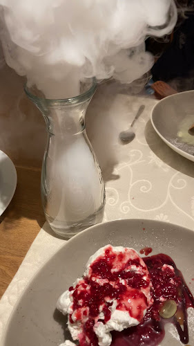 Bílá kráva - steaky a francouzská venkovská kuchyně - Gastronomie a pohostinství