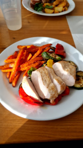 Opinii despre Divadelní restaurace a kavárna Luhačovice în Luhačovice - Gastronomie a pohostinství