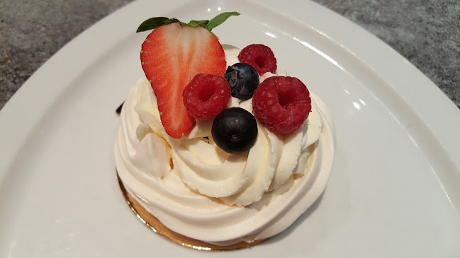 Opinii despre dorty Karlovy Vary, makronky, koláče, mini zákusky în Rybáře - Gastronomie a pohostinství