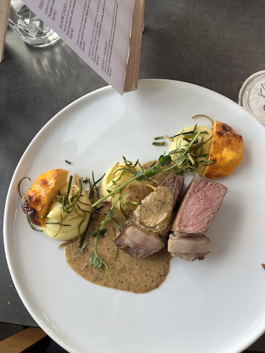 Opinii despre Tančící dům - Ginger & Fred Restaurant în Nové Město - Gastronomie a pohostinství