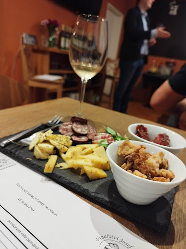 Opinii despre Český archiv vín Dejvice (vinotéka, vinný bar, sýrárna, eshop s vínem) în Praha - Gastronomie a pohostinství