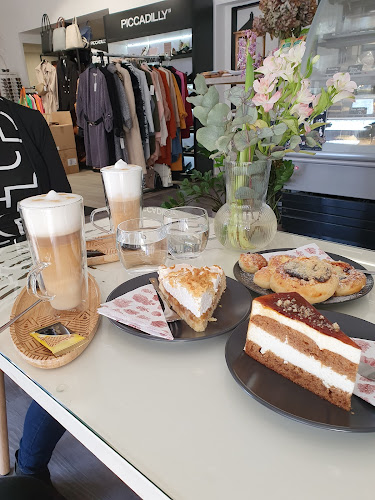 PICCADILLY STORE & CAFFE - Gastronomie a pohostinství