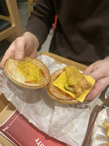 Opinii despre KFC Hradec Králové DT în Hradec Králové - Gastronomie a pohostinství