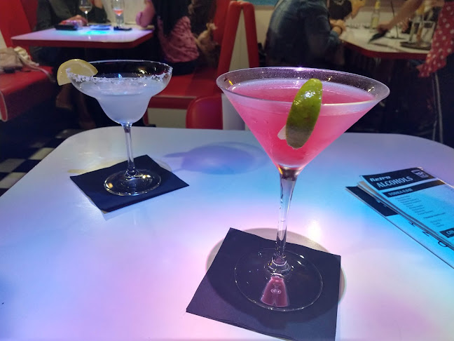 Retro - kavárna, snídaně a koktejlový bar - Zlín