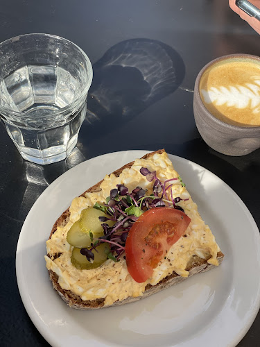 Opinii despre Triko kafe & koloniál în Praha 5 - Gastronomie a pohostinství