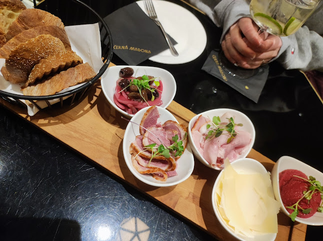 Opinii despre Černá Madona în Staré Město - Gastronomie a pohostinství