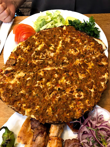 Opinii despre Mangal Restaurant în Nové Město - Gastronomie a pohostinství