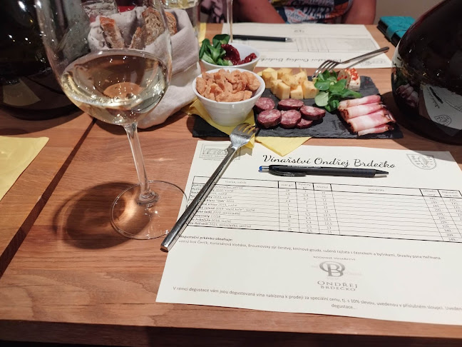 Opinii despre Český archiv vín Dejvice (vinotéka, vinný bar, sýrárna, eshop s vínem) în Praha - Gastronomie a pohostinství