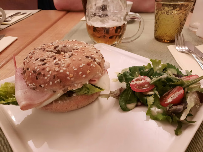 Opinii despre Café Creperie Pod Věží în Malá Strana - Gastronomie a pohostinství