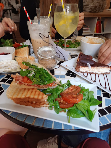 Opinii despre Kavárna Kočičí Praha în Staré Město - Gastronomie a pohostinství