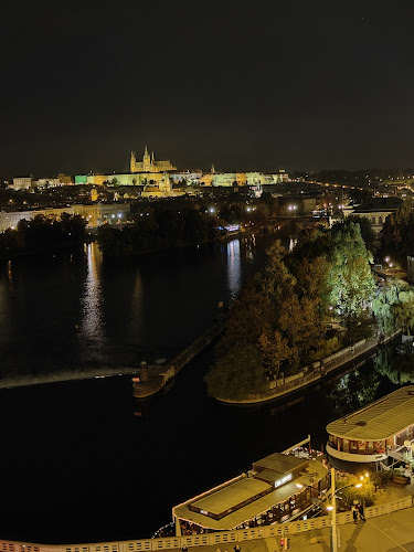 Opinii despre Tančící dům - Ginger & Fred Restaurant în Nové Město - Gastronomie a pohostinství