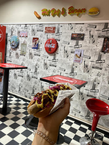 Opinii despre Hot dog & burger bistro în Hradec Králové - Gastronomie a pohostinství