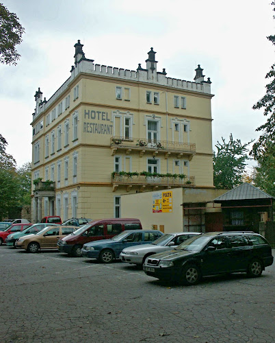 Opinii despre Zámecká restaurace Hrubá Skála în Hrubá Skála - Gastronomie a pohostinství