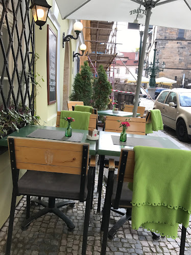Opinii despre Café Creperie Pod Věží în Malá Strana - Gastronomie a pohostinství