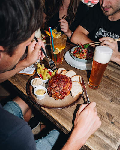 Kavárna klubu Cross - Gastronomie a pohostinství