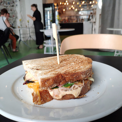 Komunardů 886/ 26, 170 00 Praha 7-Holešovice