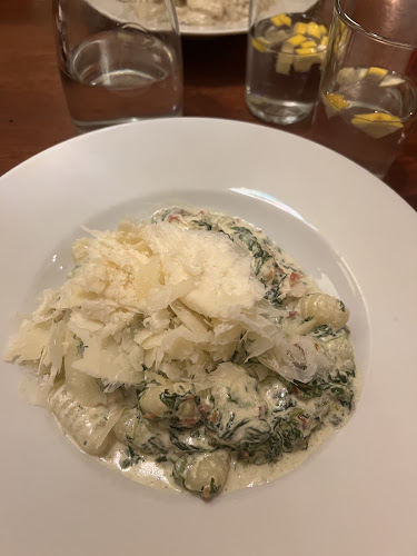 Opinii despre Pizzeria Kmotra Kavárna în Nové Město - Gastronomie a pohostinství