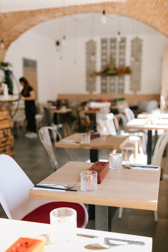 Khomfi - Gastronomie a pohostinství