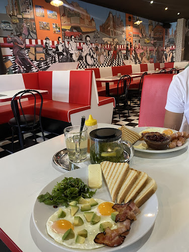 Retro - kavárna, snídaně a koktejlový bar