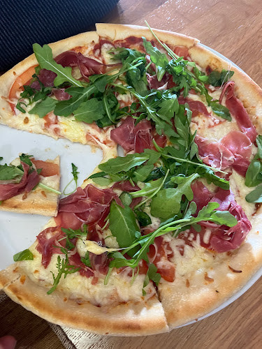 Pizzerie-bowling Hluk