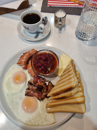 Opinii despre Retro - kavárna, snídaně a koktejlový bar în Zlín - Gastronomie a pohostinství