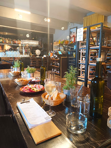 Opinii despre Bar Kobka 8 în Praha - Gastronomie a pohostinství