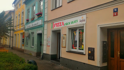 PIZZA PŘES ULICI