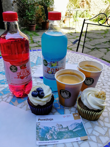 Kávička na dvorečku - Pernštejn