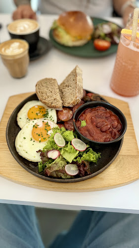 Opinii despre Pilot Cafe Letná în Praha - Gastronomie a pohostinství